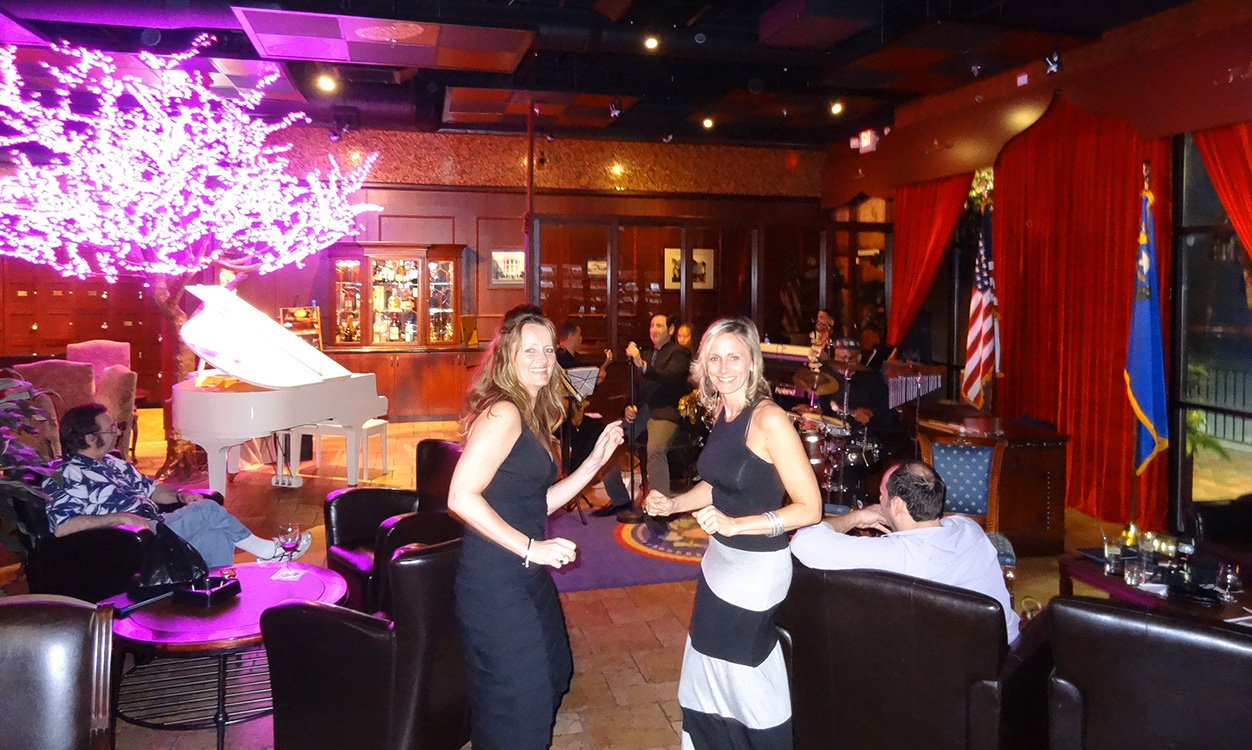 Dancing fans, Barone Quartet, West Wing Cigar Lounge, Las Vegas