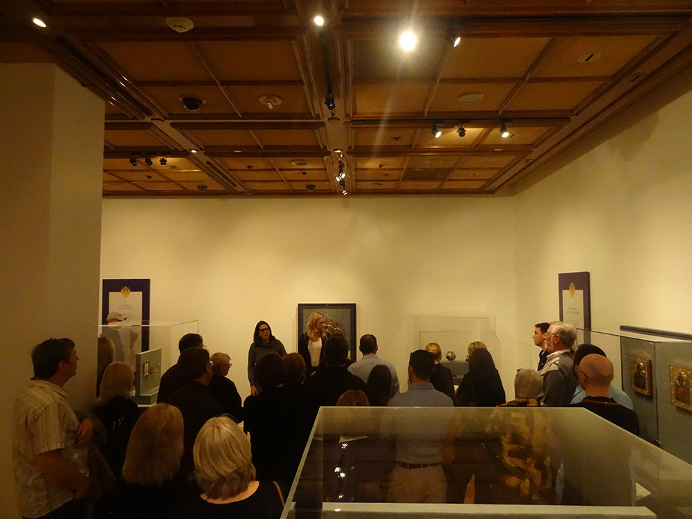 Discussing-Faberge,-Art-&-Wine,-Bellagio-Gallery-of-Fine-Art,-Las-Vegas