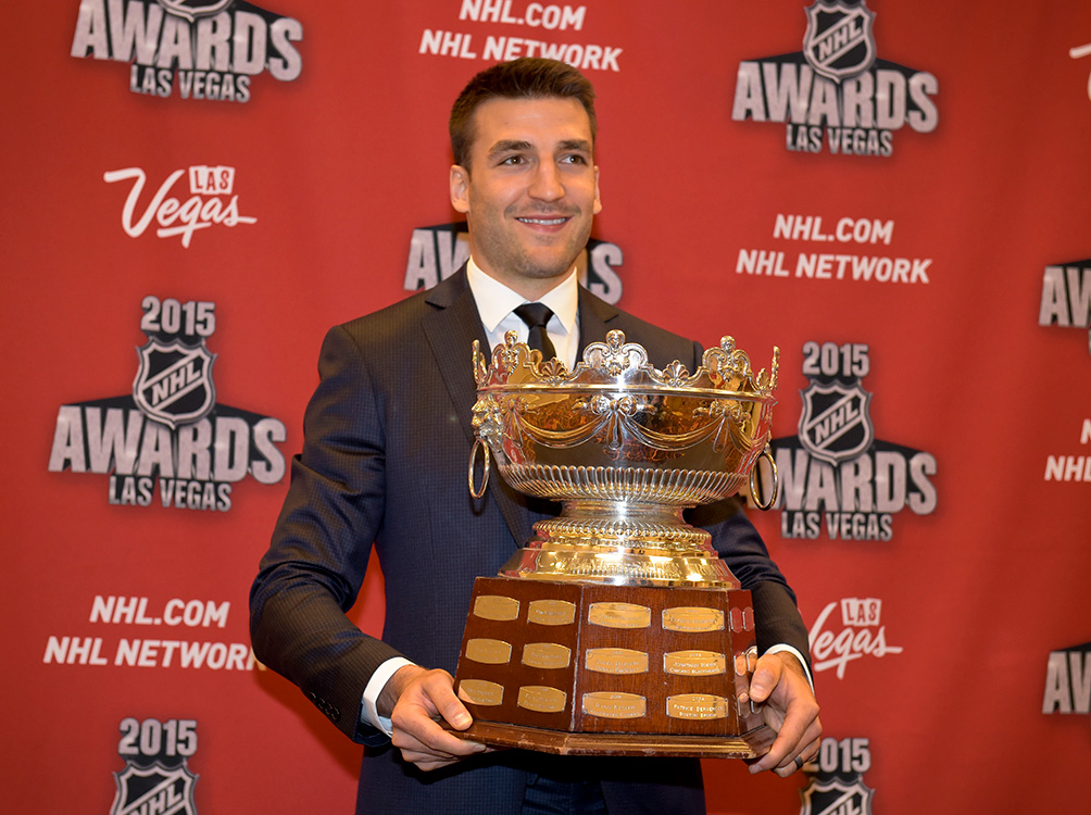 Boston-Bruins'-Patrice-Bergeron-poses-with-the-Frank-J.-Selke-trophy,-NHL-Awards,-Las-Vegas
