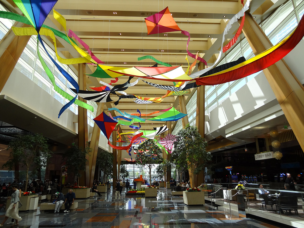 Louis Vuitton - Crystals at City Center, Las Vegas Strip, kennejima