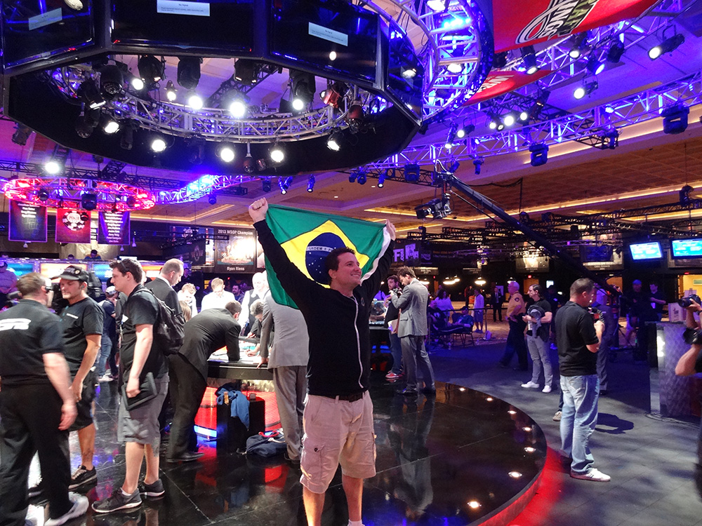 Bruno Politano flying his Brazilian flag after making November Nine WSOP 2014
