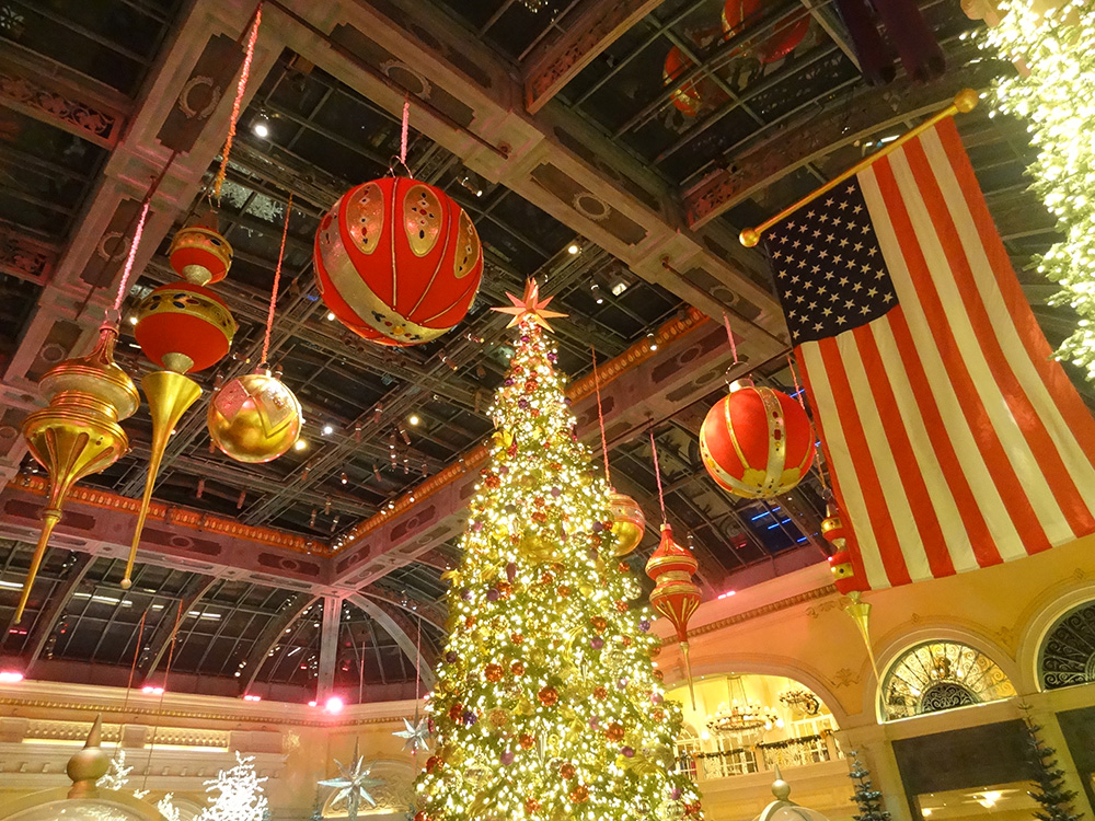 Christmas-Tree-in-Bellagio-Conservatory,-Christmas-Exhibit,-2014-Las-Vegas