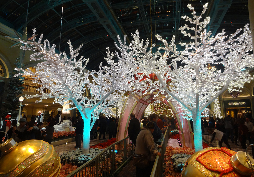 White-Christmas-Tree-Walkway,-Bellagio-Conservatory-Christmas-Celebration,-Las-Vegas-2014