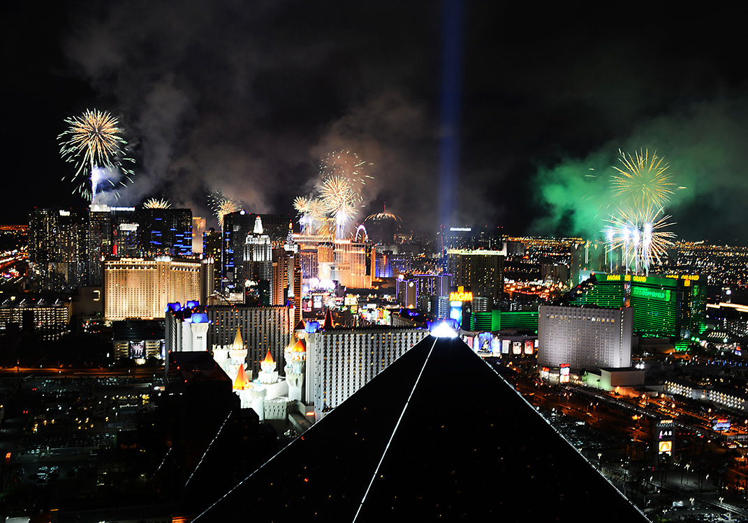 Fireworks-explode-in-2015-New-Year-Celebrations,-Las-Vegas-Strip