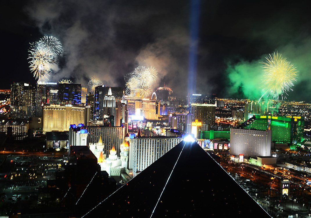 Fireworks-explode-over-Las-Vegas-Strip,-New-Year-Celebrationi-2015