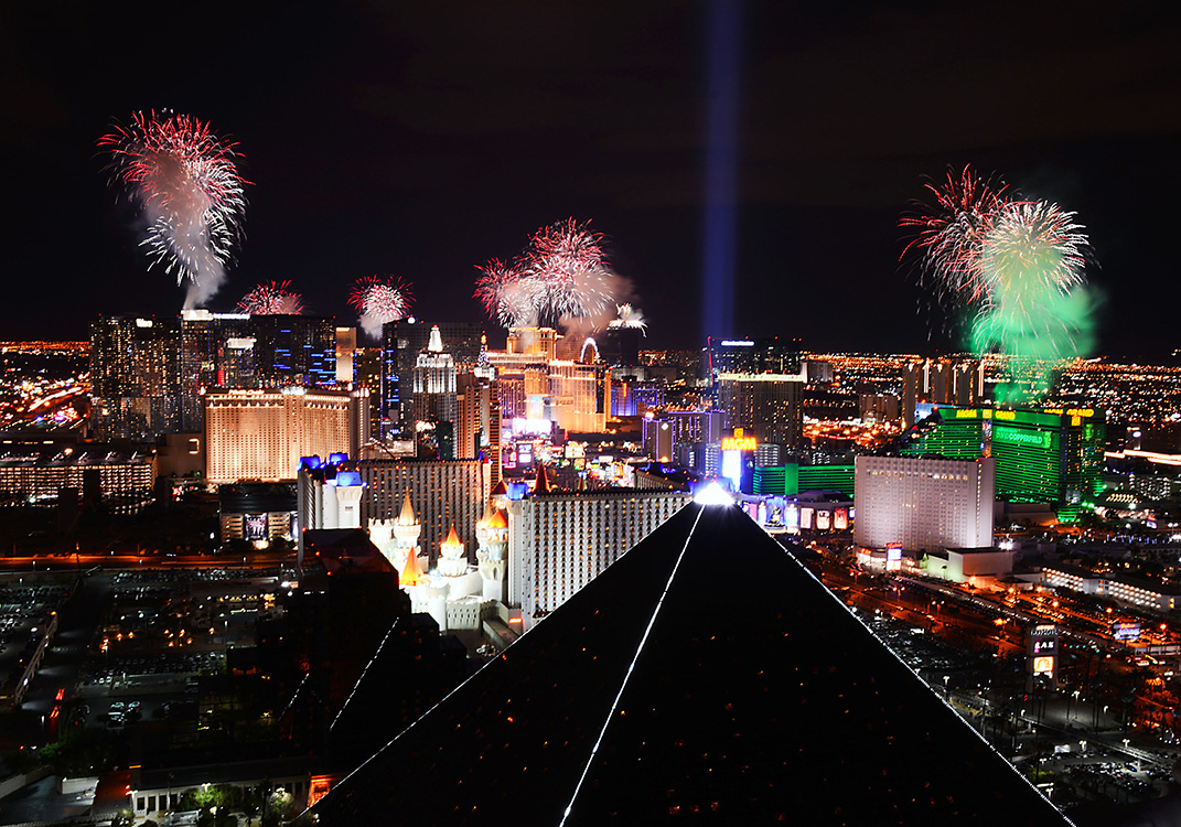 Fireworks-over-Las-Vegas-Strip,-2015