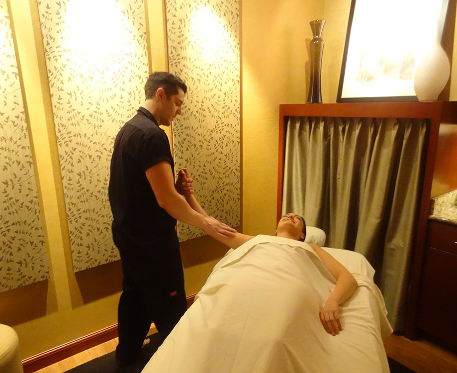 Gregory-Williams,-Physical-Therapist,-Working-With-A-Client,-LifeSpa-in-Summerlin