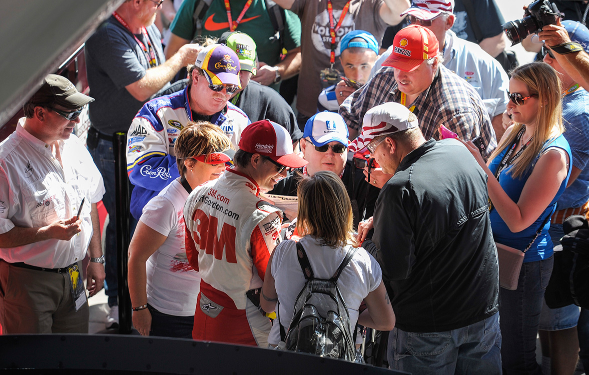 Jeff-Gordon-signs-autographs,-NASCAR-Las-Vegas