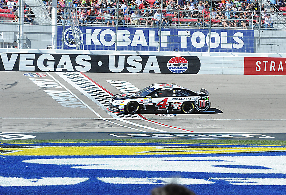 Kevin-Harvick-crosses-finish-line,-NASCAR-Las-Vegas
