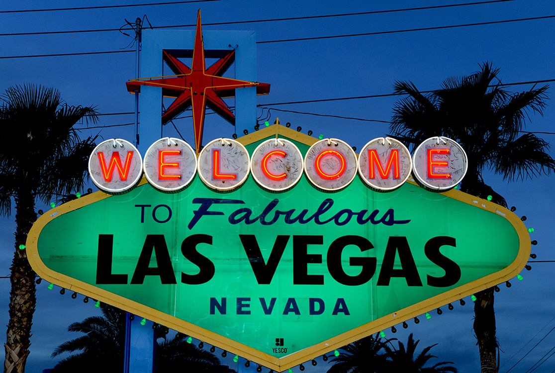 Welcome-To-Las-Vegas-Sign-on-St-Patricks-Day,-2015