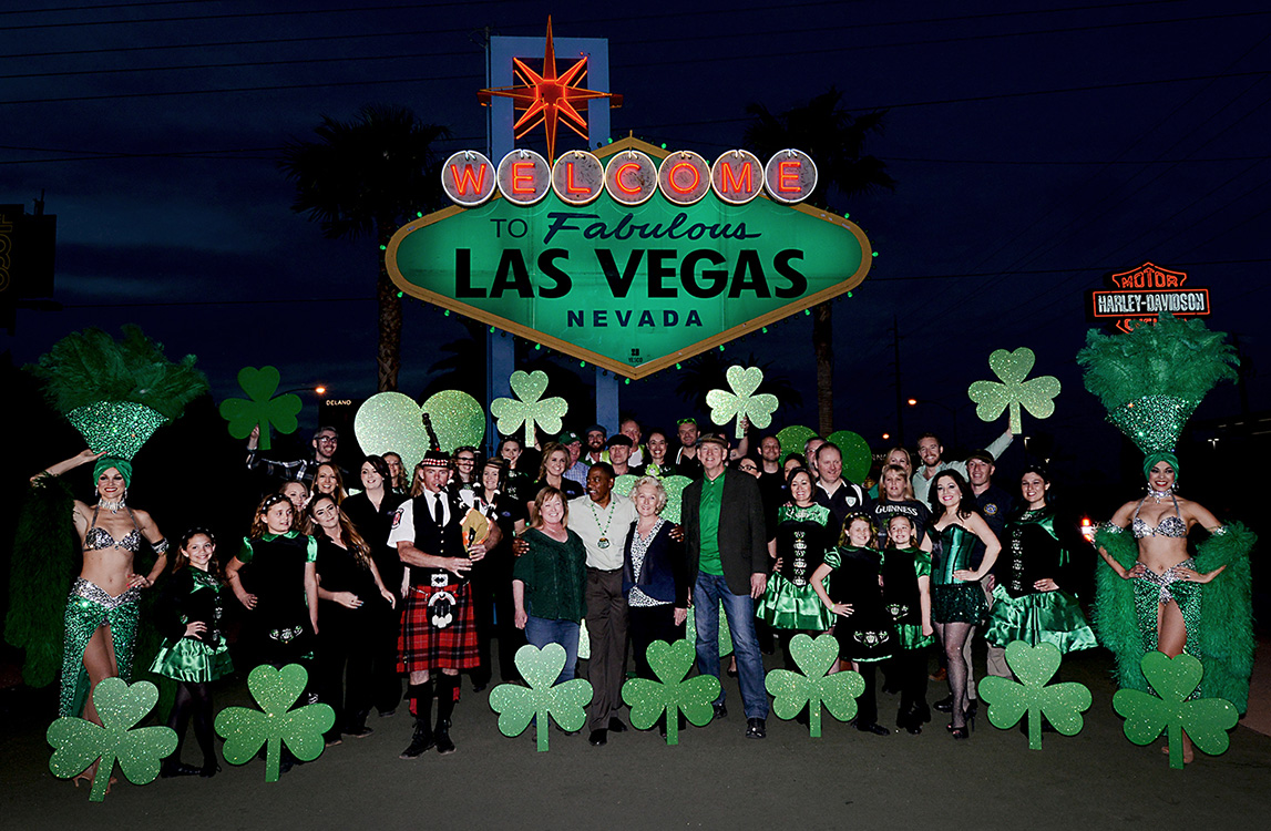Welcome-to-Las-Vegas-Sign,-St-Patricks-Day,-2015
