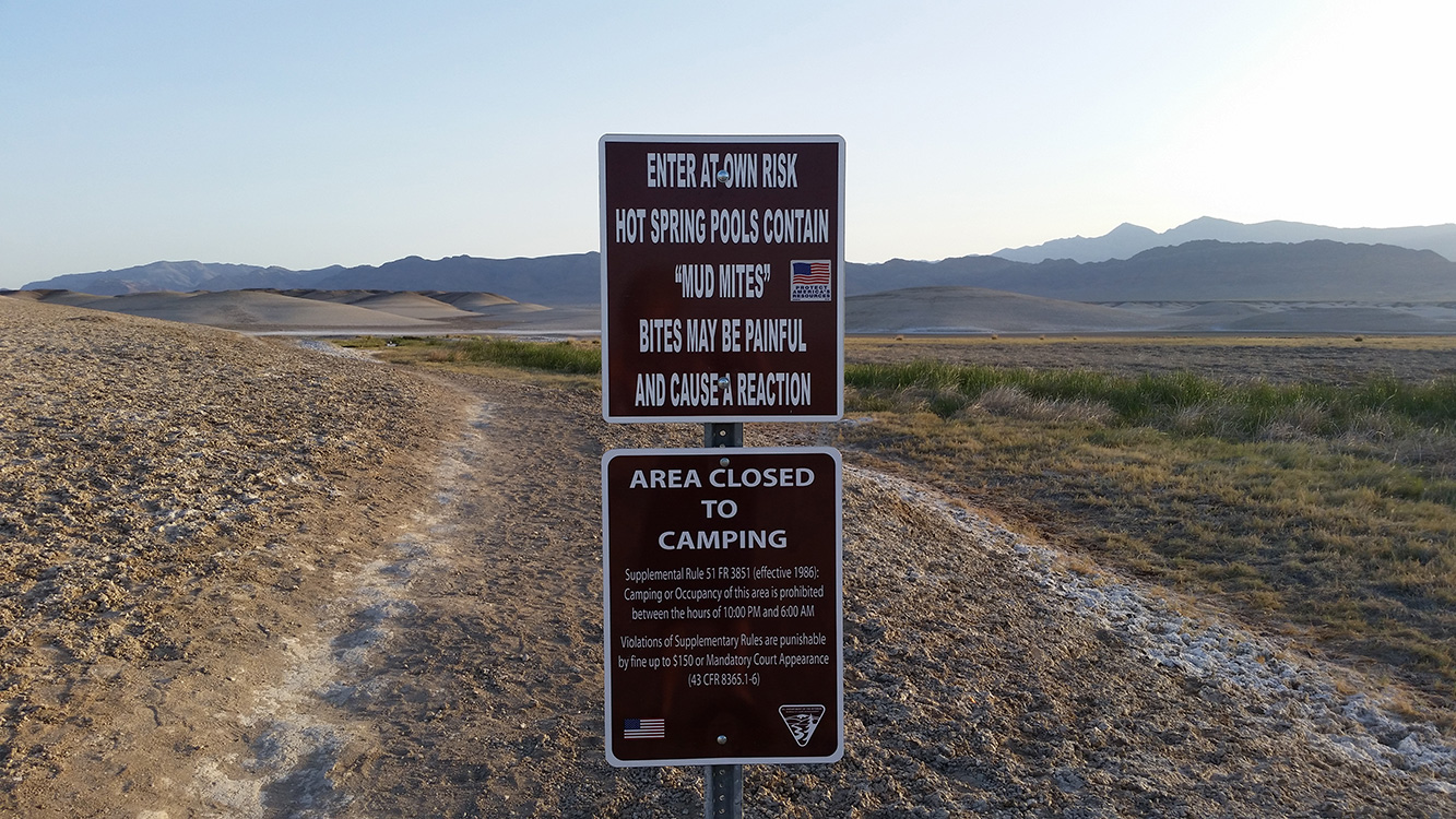 Entrance-Caution-Sign,-Secret-Desert-Hot-Springs,-Tecopa