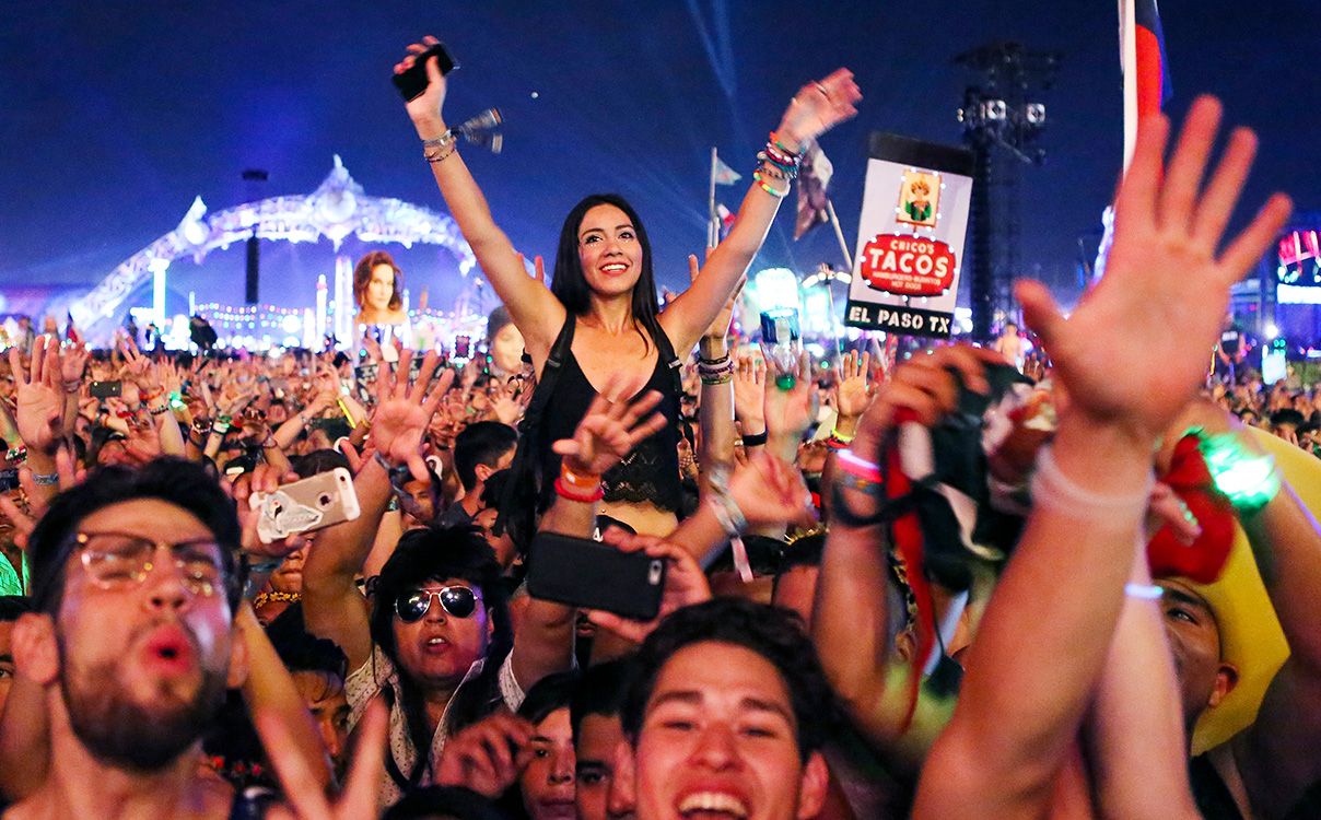 Crowd-at-EDC-Festival,-Las-Vegas-Motor-Speedway,-2015