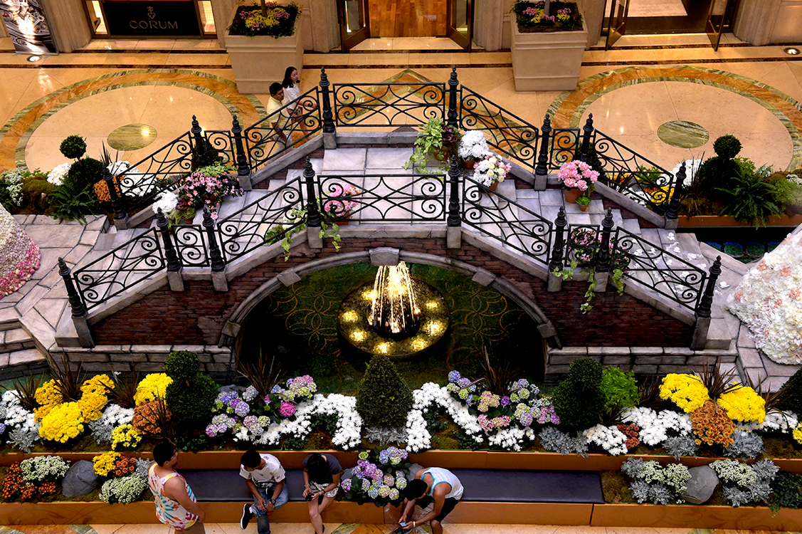 Flower-Bridge,-Floral-Exhibit,-The-Palazzo-Las-Vegas