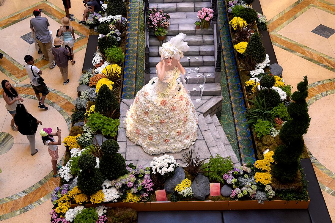 Roses-Wedding-Dress,-Summer-Floral-Exhibit,-Carnivale-di-Venezia,-The-Palazzo-Las-Vegas