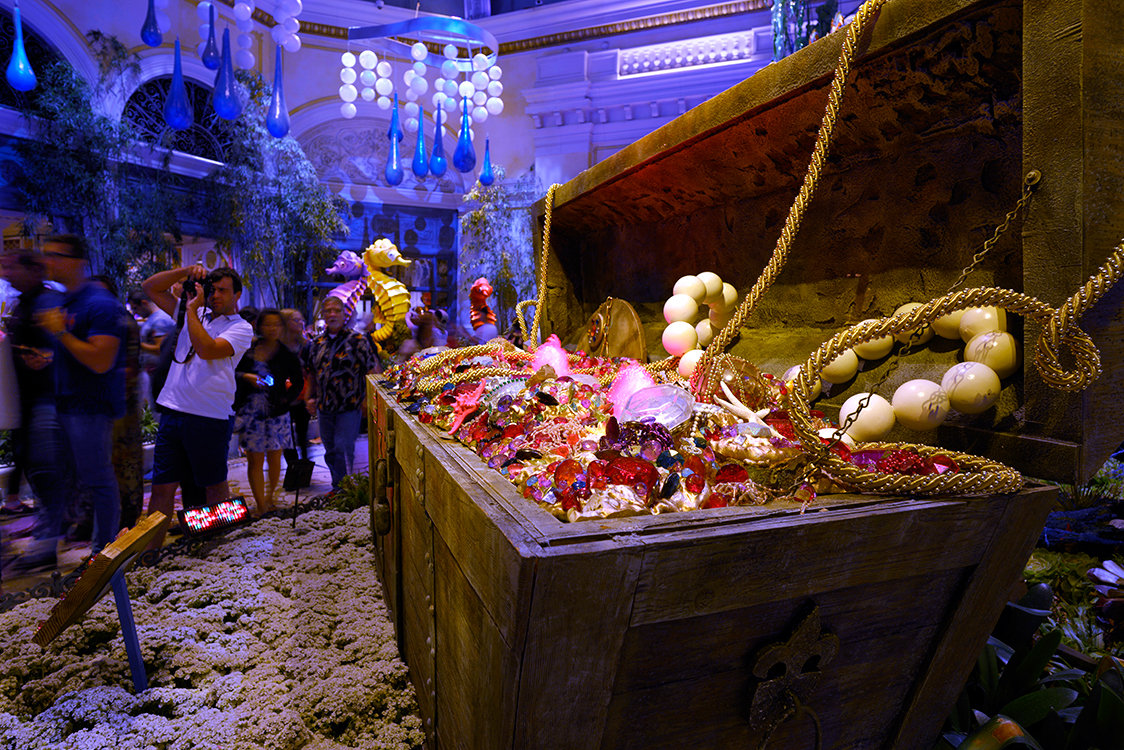 Treasure-Chest,-Floral-Exhibition,-Bellagio-Las-Vegas